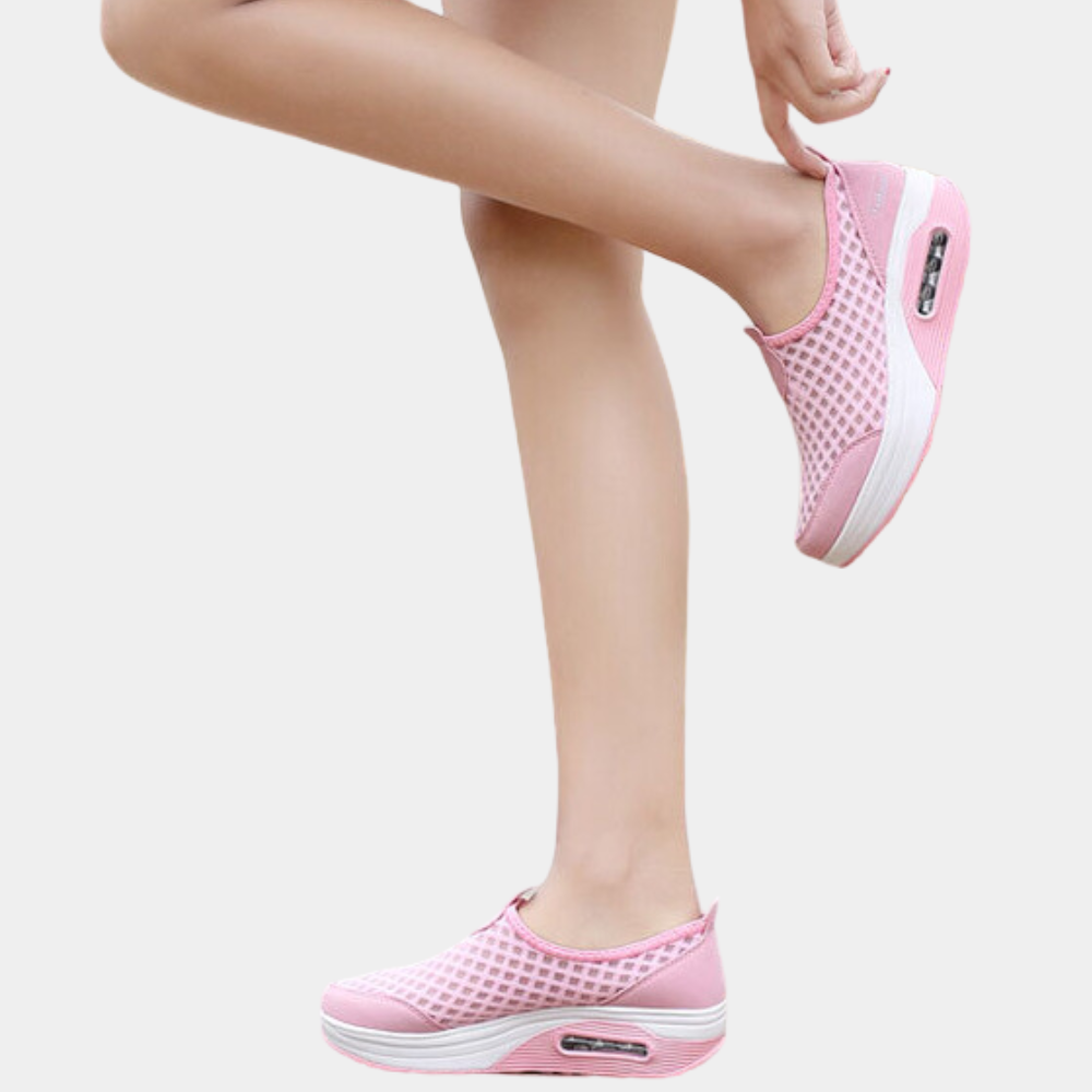 Ademende zomerse damessneakers met sleehak