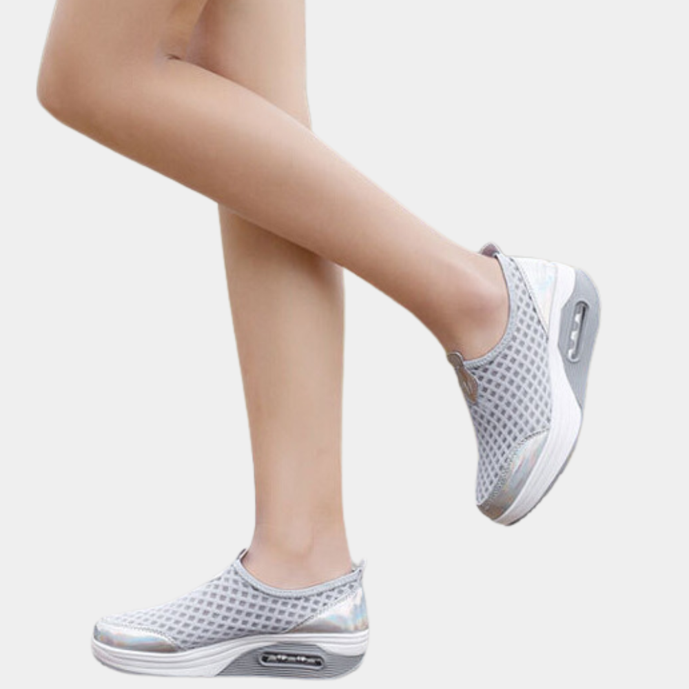 Ademende zomerse damessneakers met sleehak