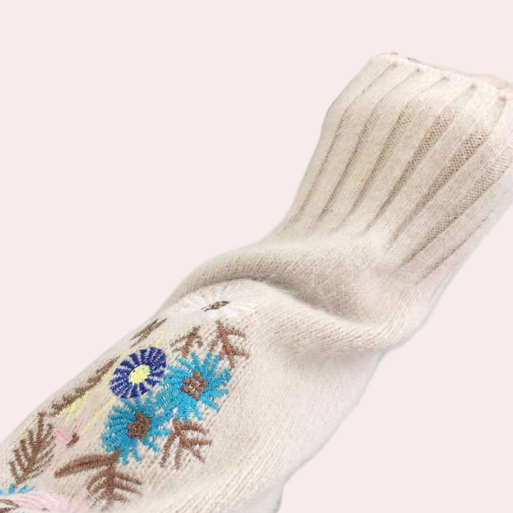 Lichte damestrui met bloemenborduursel voor de zomer