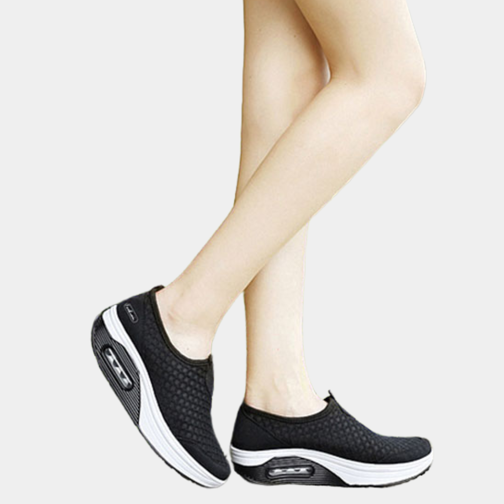 Ademende zomerse damessneakers met sleehak