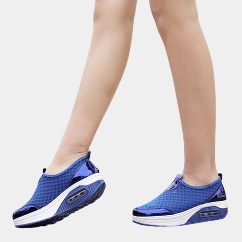 Ademende zomerse damessneakers met sleehak