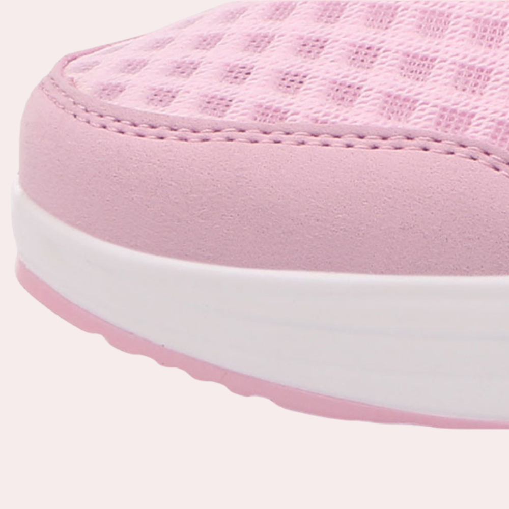 Ademende zomerse damessneakers met sleehak