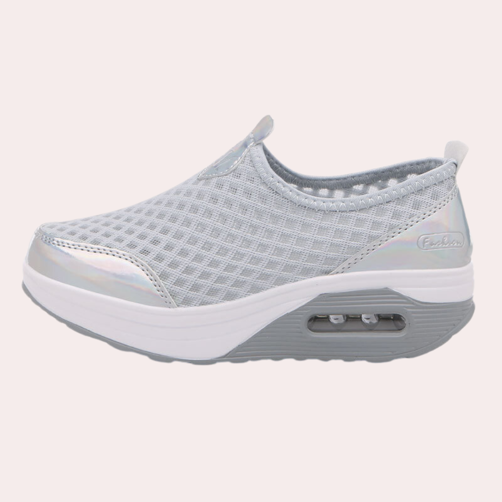 Ademende zomerse damessneakers met sleehak